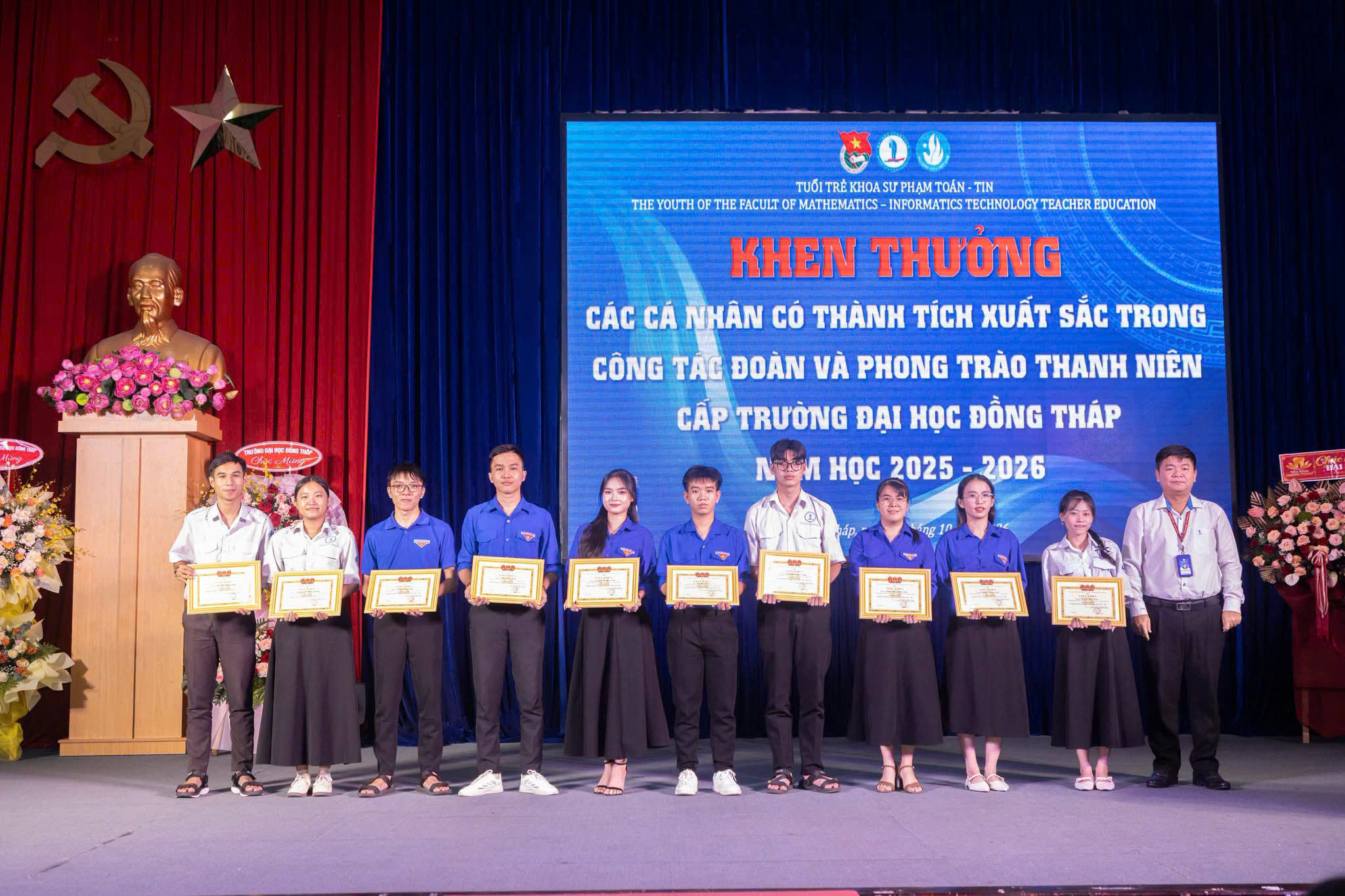 Khen thưởng cán bộ Đoàn - hội